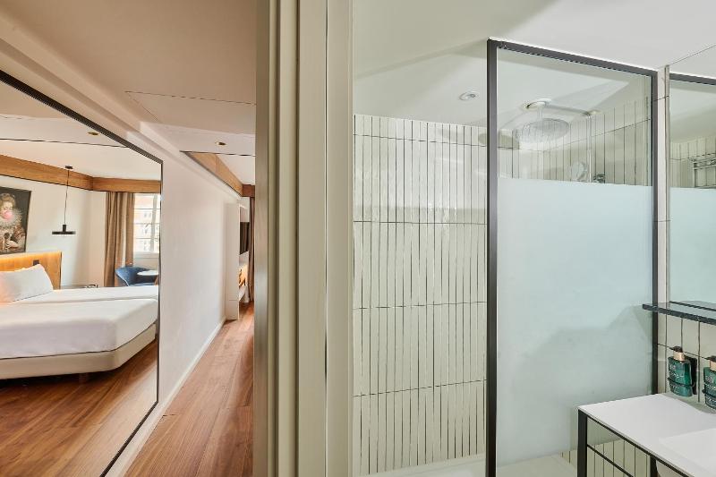 Deluxe Twin Room image 2