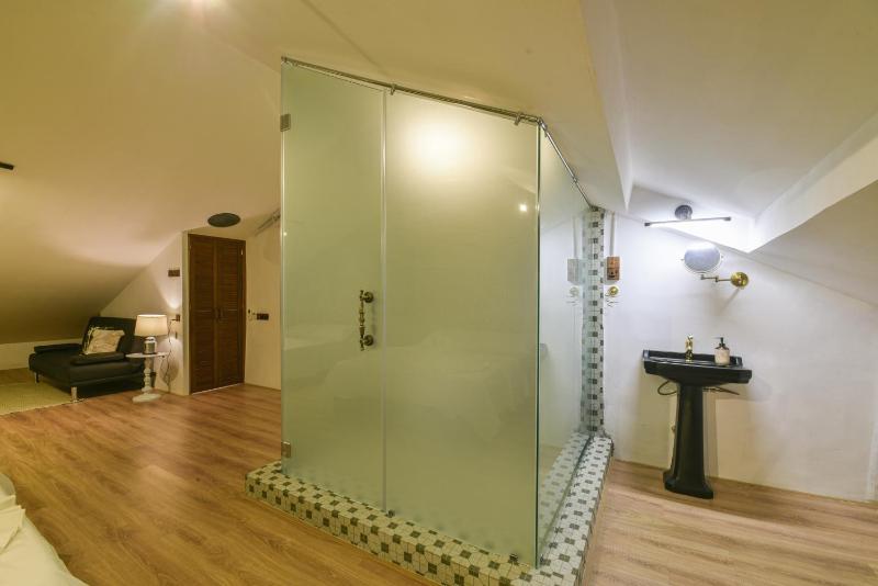 Hidden Mansion with Private Pool - image 22