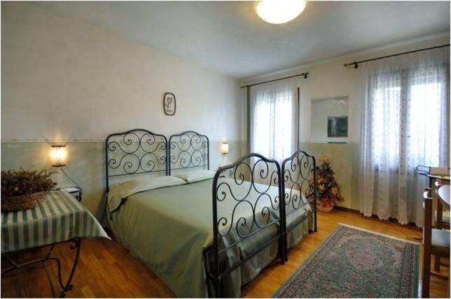 Double Room image 3