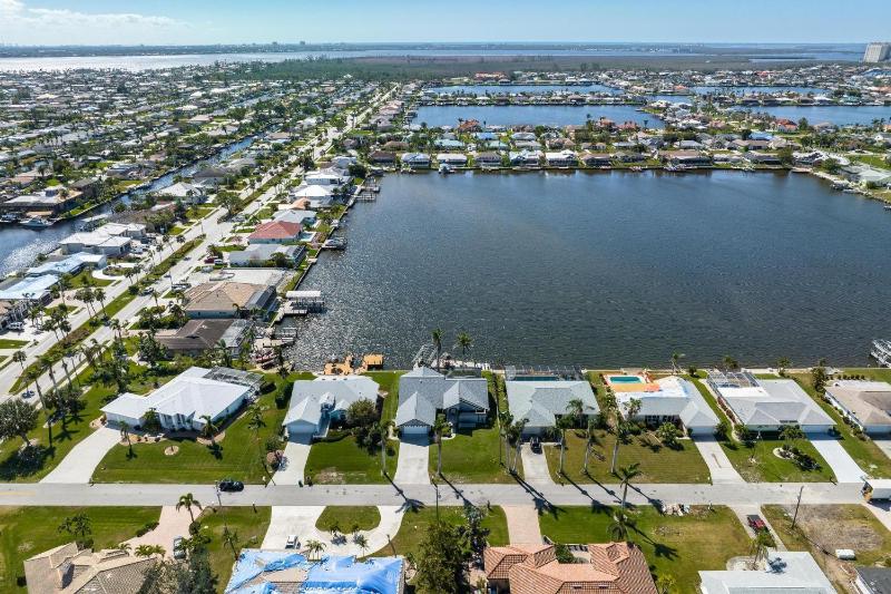 Heated Pool Beautiful Sunsets Fishing Dock- Villa Thunderbird View - Roelens Vacations - image 24