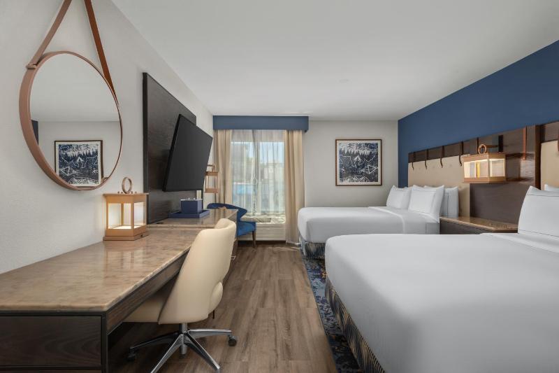 Queen Room with Two Queen Beds and Tub - Mobility and Hearing Accessible image 3