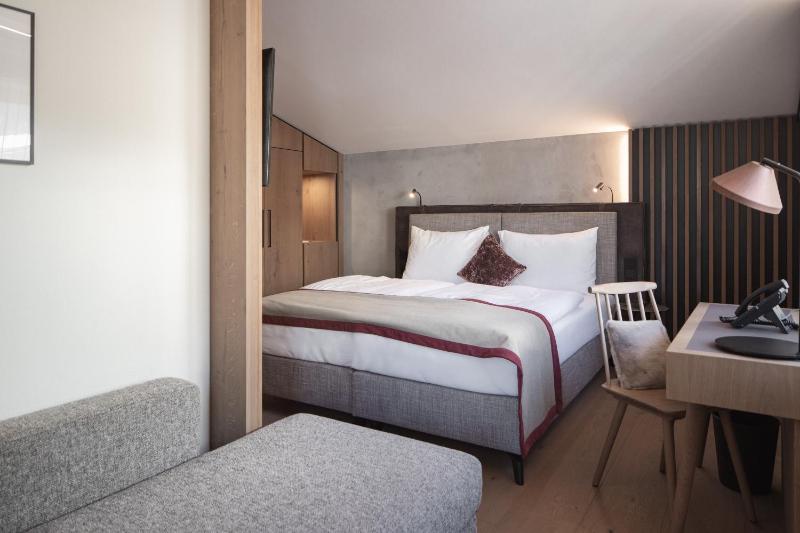 Deluxe Double Room with Balcony image 1
