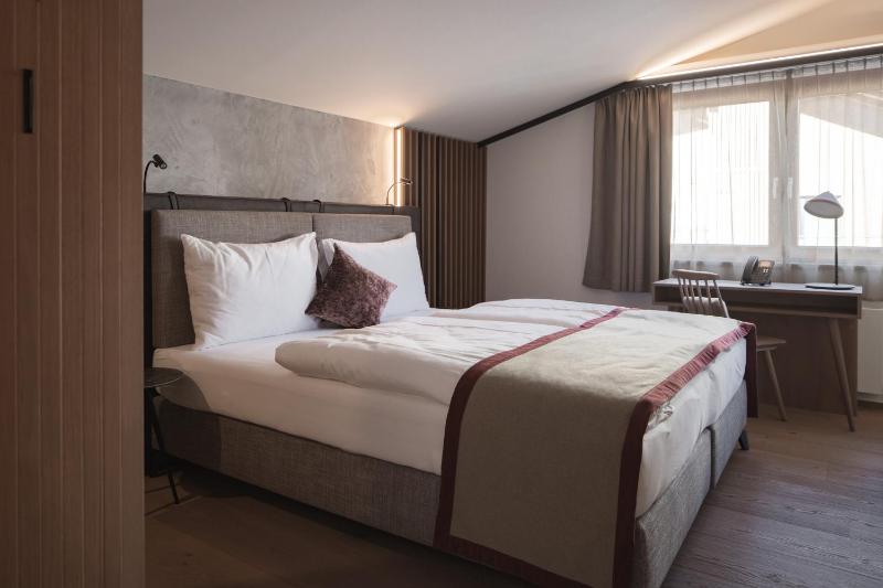 Deluxe Double Room with Balcony image 4