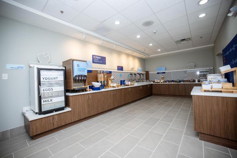 Holiday Inn Express & Suites Tampa Stadium ¿ Airport Area By IHG - image 36