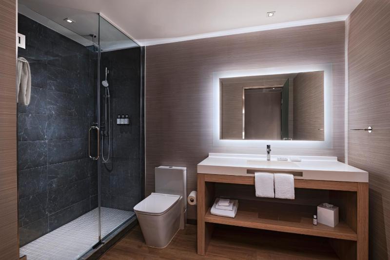King Room - Hearing Accessible image 1