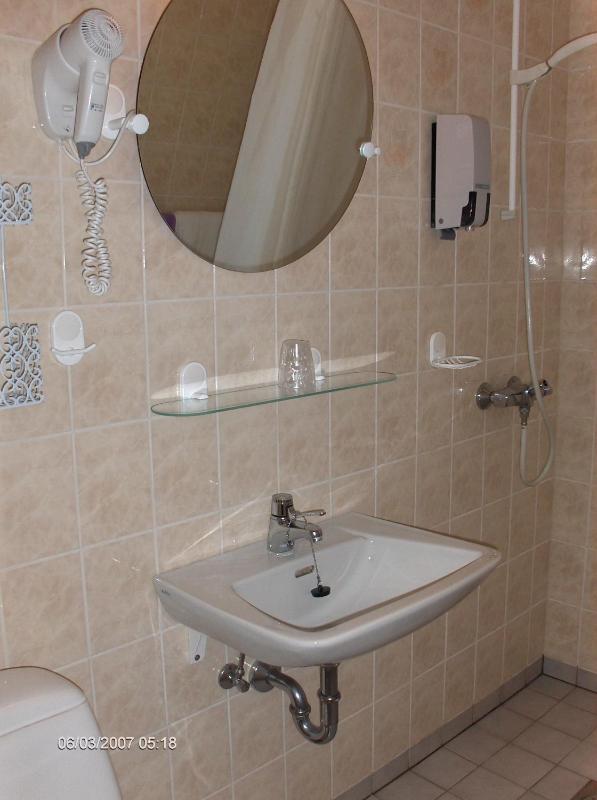Twin Room image 3