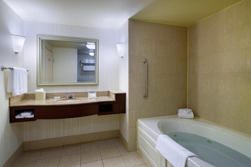 Deluxe King Room with Spa Bath image 2