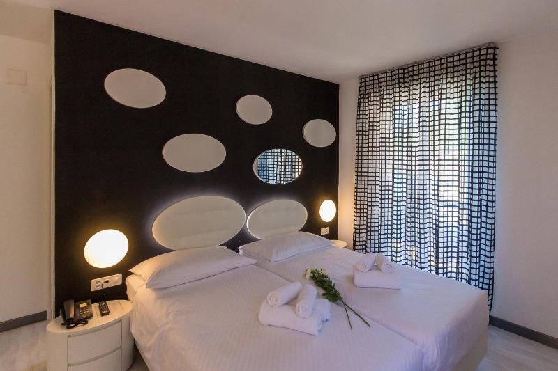 Double Room with Balcony and Mountain View image 2