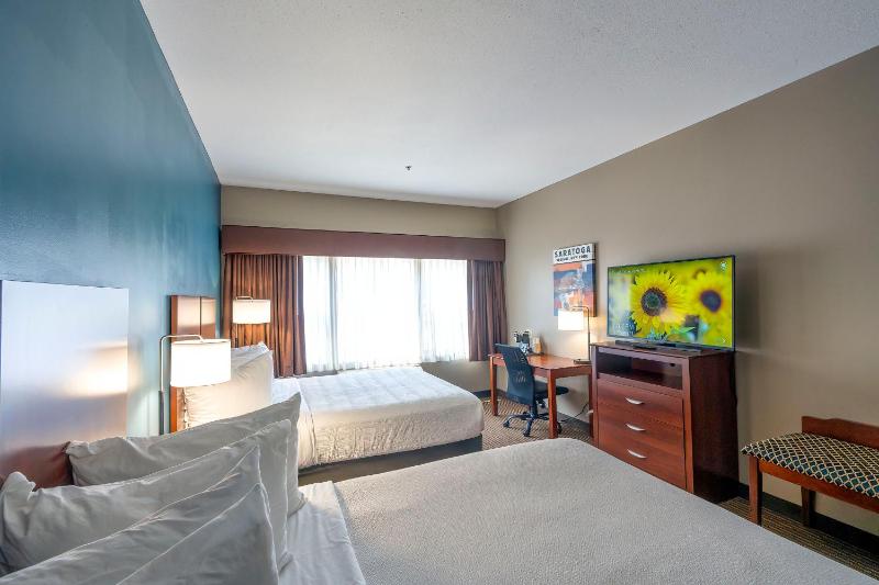 Quadruple Room with Two Queen Beds - Non Smoking image 4
