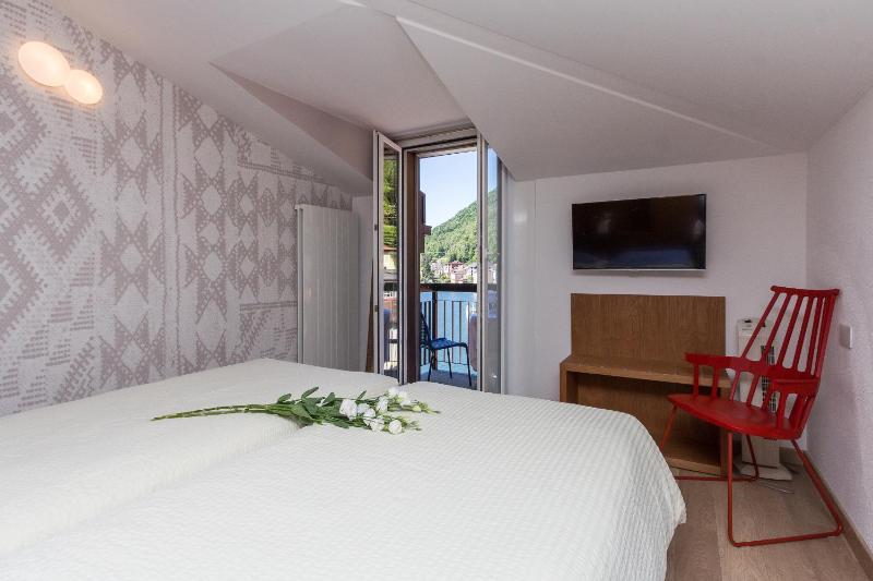 Double with Balcony and Lake View  image 4