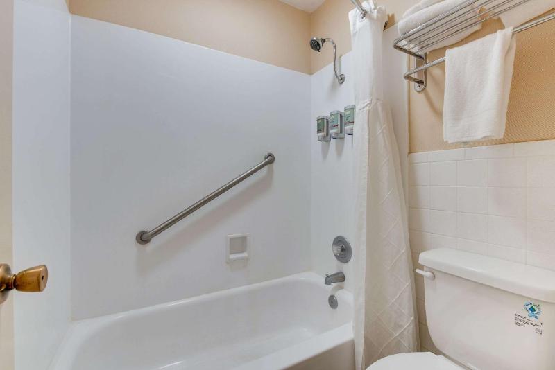 Queen Room - Non-Smoking/Pet Friendly image 2