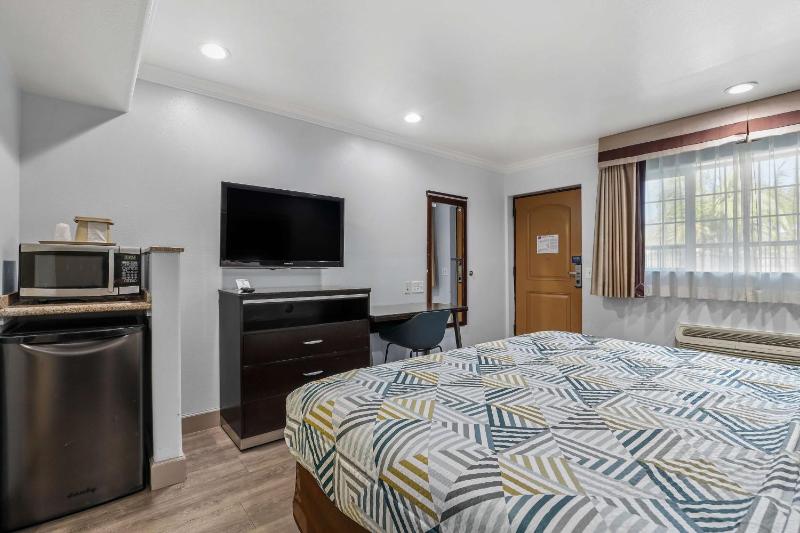 Deluxe King Room - Non-Smoking image 1