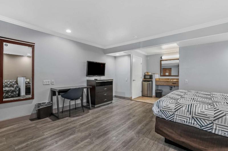 King Room with Roll-in Shower - Disability Access - Non-Smoking image 1