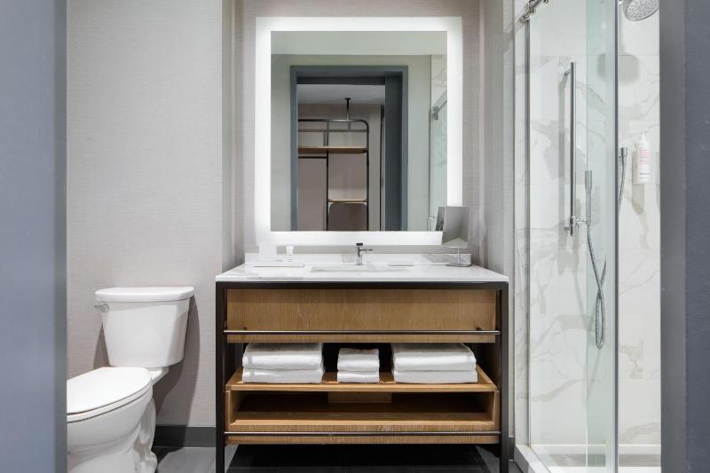 Standard Guest room with 1 King, City view image 2