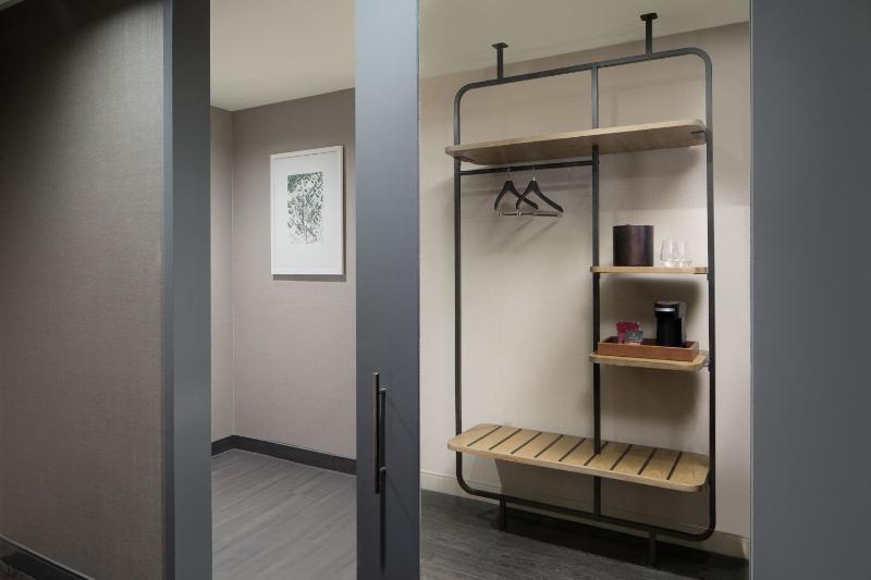 Standard Guest room with 1 King, City view image 3