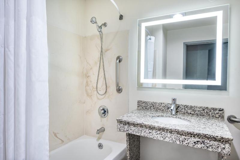 King Room with Mobility/Hearing Impaired Access - Non-Smoking image 2