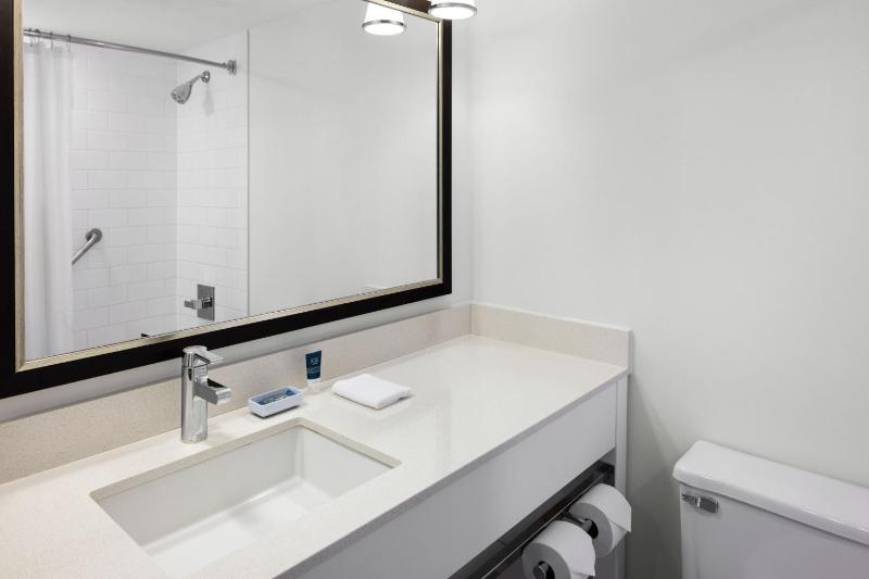 Guest room, 1 Queen image 1