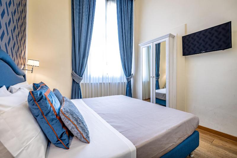 Small Double Room image 2