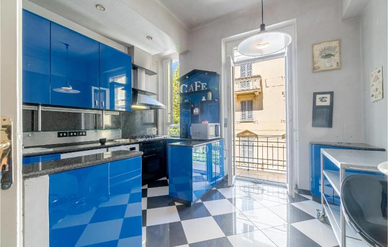 4 Bedroom Stunning Apartment In Genova - image 12