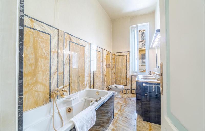 4 Bedroom Stunning Apartment In Genova - image 22