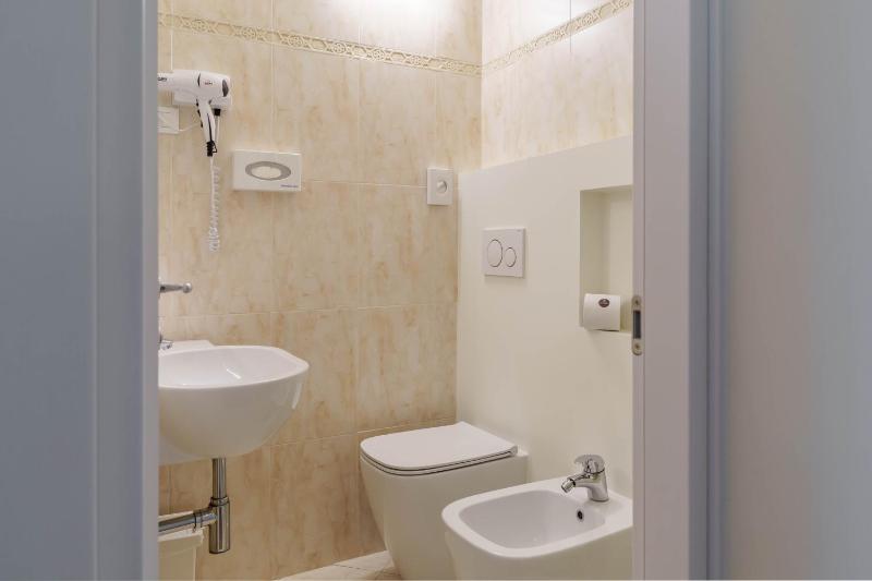 Queen Room with Sea View image 4