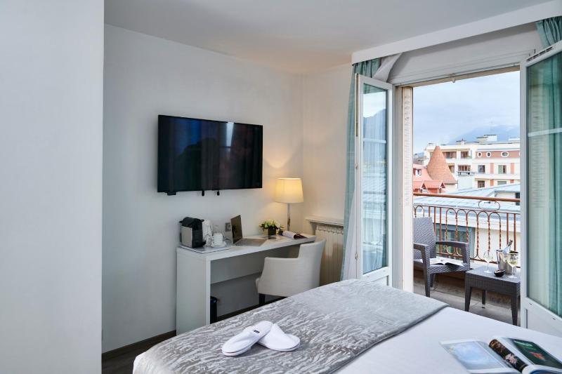 Comfort Queen Room with Balcony - Non-Smoking image 3