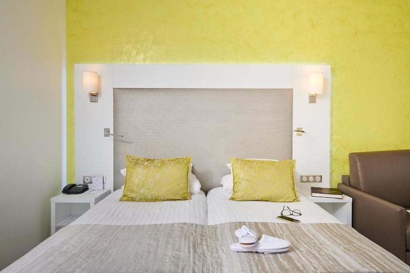 Executive Twin Room image 3