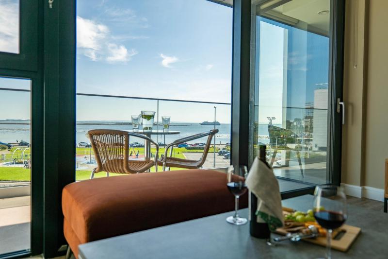 Shoreline Apartments - image 1