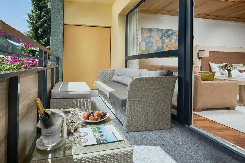 Junior Suite with Balcony image 4