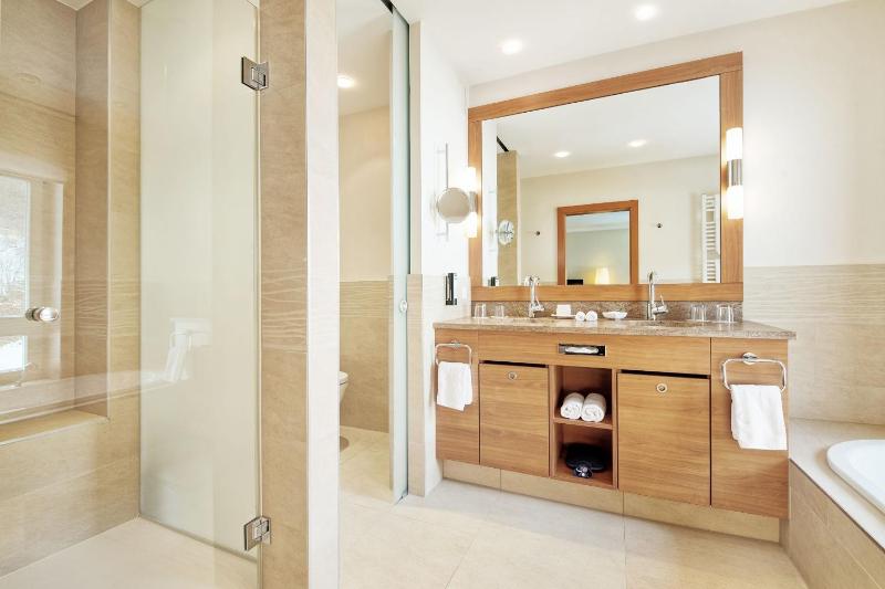 Deluxe Double Room with Balcony image 2