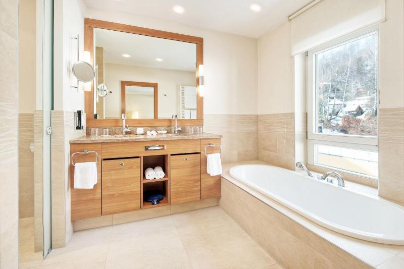 Deluxe Double Room with Balcony image 3