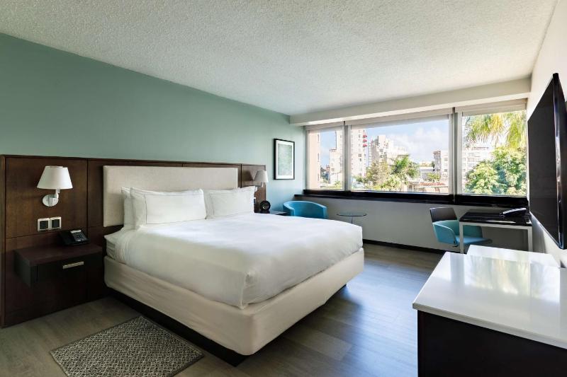 King Room with Garden View image 3