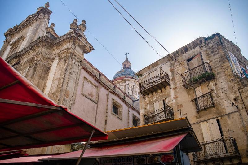 Deluxe Room with Jacuzzi image 1