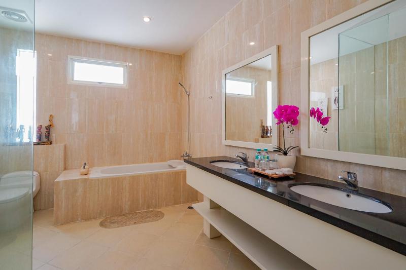 Awila Villas Kuta 3-Bedroom Private Pool Villas Near Kuta Beach - image 12