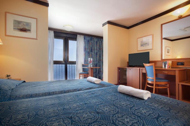 Double or Twin Room with Sea View image 4