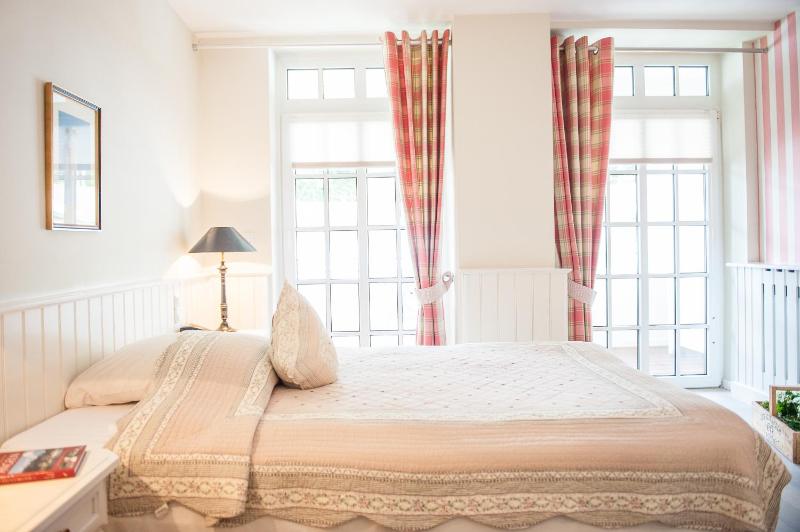Classic Single Room with Park View image 1