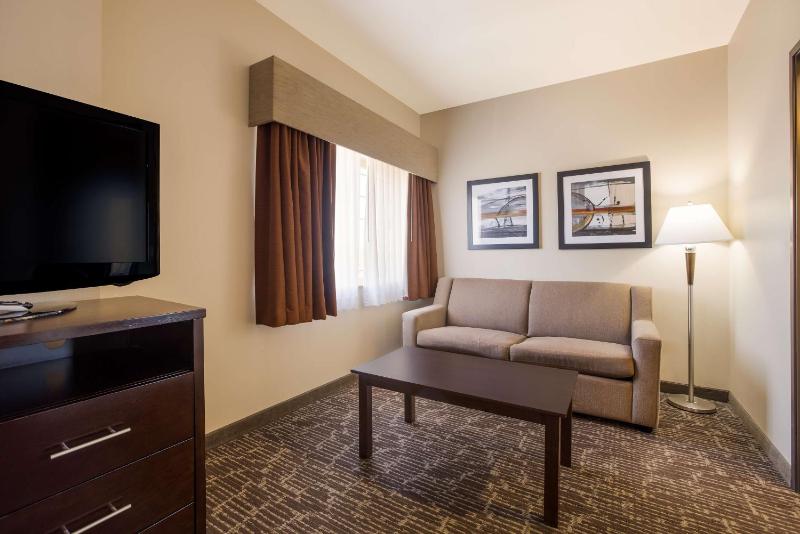King Room with Sofa Bed - Non-Smoking image 3