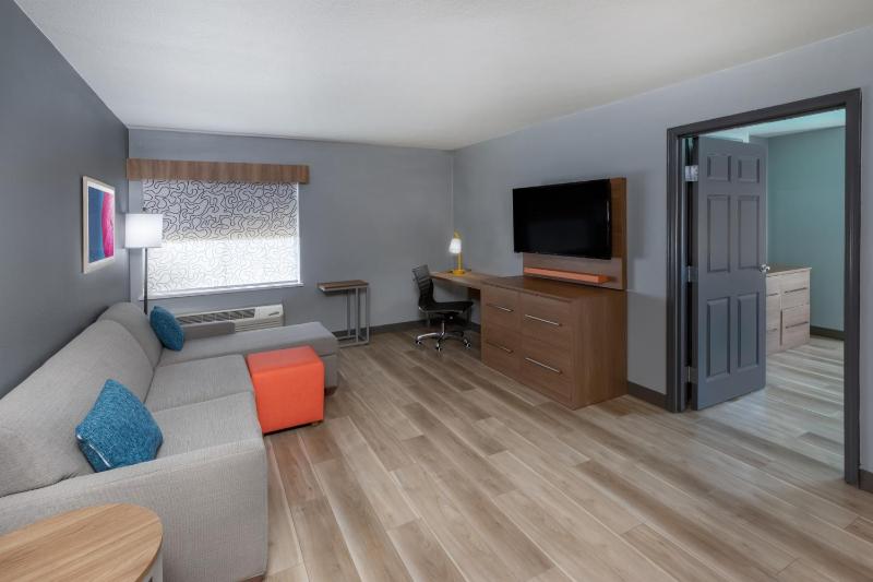 Deluxe King Room with Bath Tub - Mobility Accessible/Non-Smoking image 3
