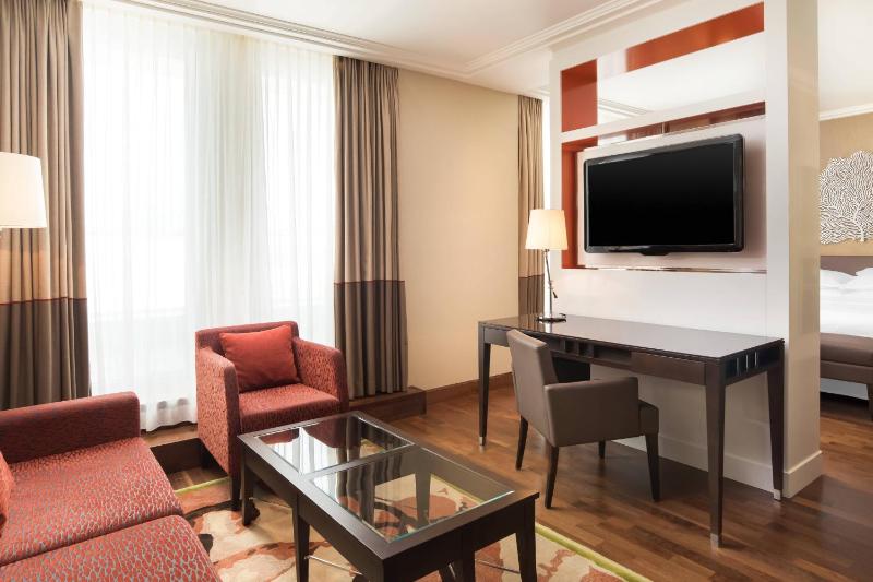 Junior Suite, Club lounge access, Junior Suite, 1 King image 1