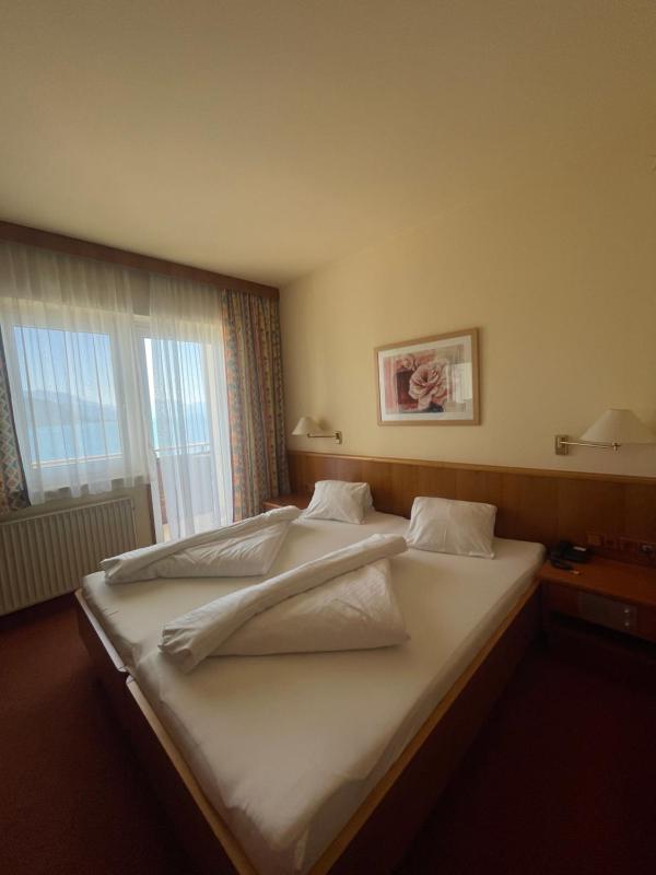 Double Room with Balcony and Lake View image 1