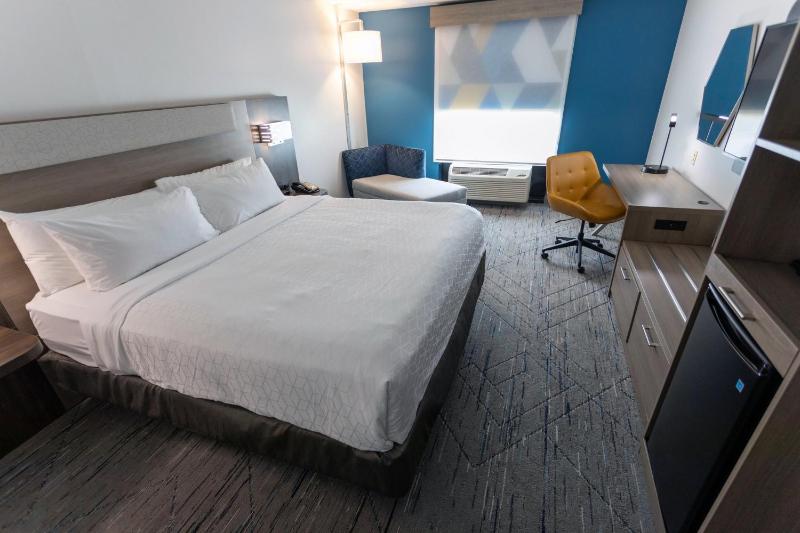 Standard King Room image 3
