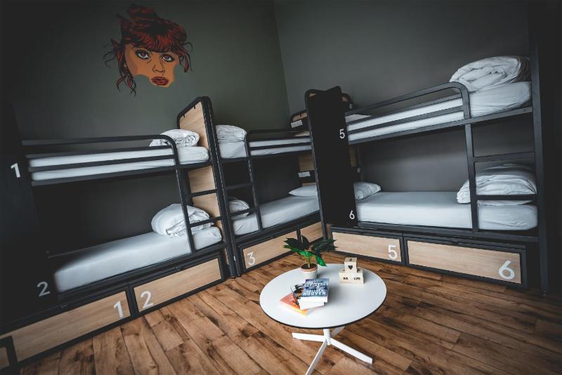 Private 8-bed Room - Ensuite image 1