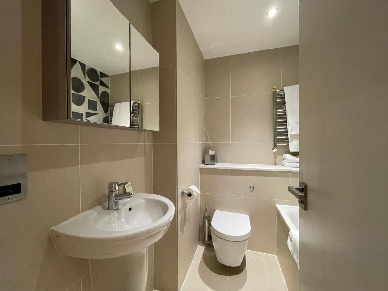 One-Bedroom Apartment image 4