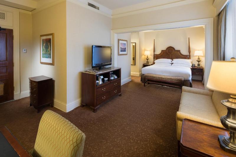 Junior King Suite with Seating Area image 2
