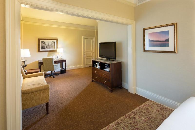 Junior King Suite with Seating Area image 4