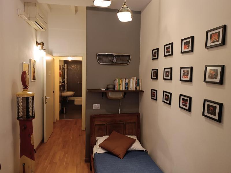 Twin Room with Bath image 4