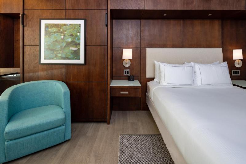 Queen Room with Extra Double Bed and Garden View image 3