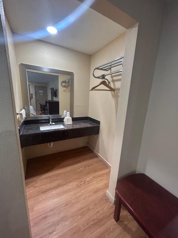 Deluxe King Room image 4