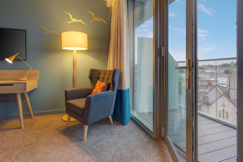 King Guest Room with Balcony image 3