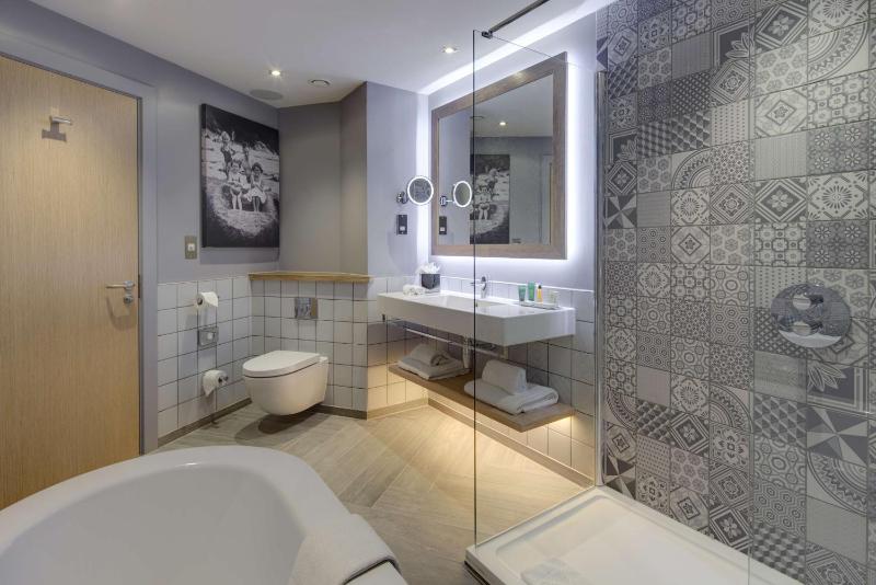One-Bedroom King Suite with Sea View image 2